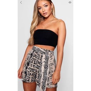 ✨Boohoo Snake Print Tie Belt Shorts✨